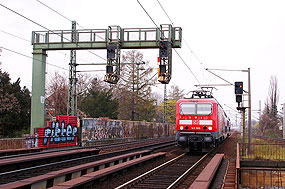 Die 143 909 bei der S-Bahn in Dresden am Haltepunkt Strehllen