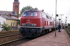 Eine Lok der Baureihe 218 im Bahnhof Neumünster