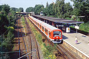 Eine S-Bahn der Baureihe 474 im Bahnhof Hamburg Rübenkamp