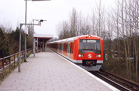 Eine S-Bahn der Baureihe 474 in Hamburg-Iserbrook