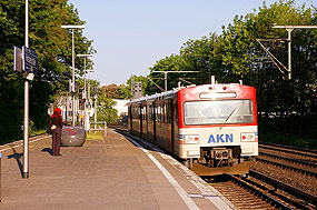 AKN VTA Triebwagen im Bahnhof Holstenstraße