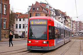 Die Straßenbahn in Dresden an der Haltestelle Theater am Leibnitzplatz