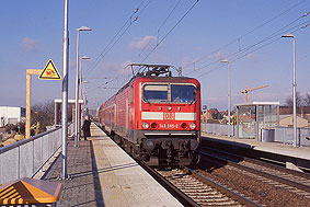 Die 143 885-2 mit einem IRE im Bahnhof Weinböhla