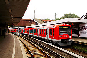 Eine S-Bahn der Baureihe 474 im Bahnhof Berliner Tor