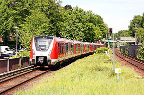 Eine S-Bahn der Baureihe 490 im Bahnhof Reinbek