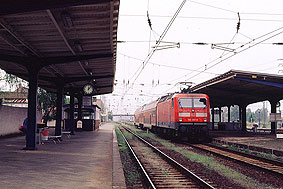 Eine Lok der Baureihe 143 im Bahnhof Falnkenberg (Elster)