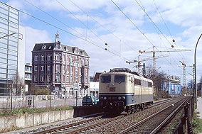 Eine Lok der Baureihe 151 in Hamburg Unterelbe