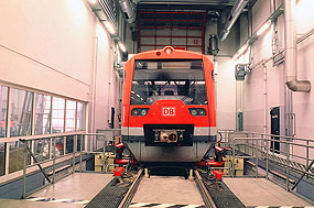 Ein 474 der Hamburger S-Bahn auf der AKN Unterflurdrehbank in Kaltenkirchen