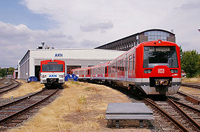 Ein S-Bahn-Triebwagen der Baureihe 474 im Bw Kaltenkirchen der AKN