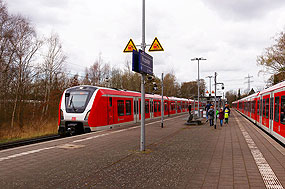 Eine S-Bahn der Baureihe 490 nach Stade im Bahnhof Krupunder