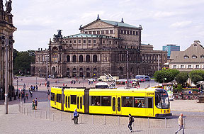 Die Straßenbahn in Dresden zwischen Theaterplatz und Augustusbrücke vor der Semperoper
