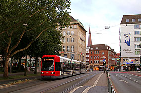Die Straßenbahn in Bremen an der Haltestelle Herdentor