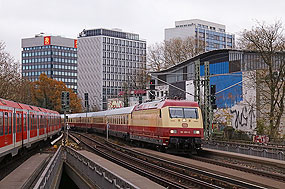 Die 101 001-6 mit einem AKE-Sonderzug im Hamburger Dammtorbahnhof