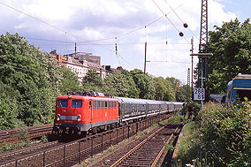 Die 110 25-6 mit dem Matrix-Sonderzug auf der Hamburger Verbindungsbahn