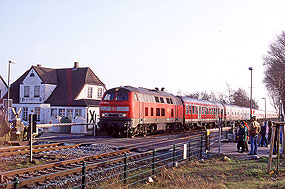 Eine Lok der Baureihe 218 im Bahnhof Klanxbüll