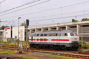 Die in IC-Lackierung versehene 218 341-6 im Bahnhof Itzehoe