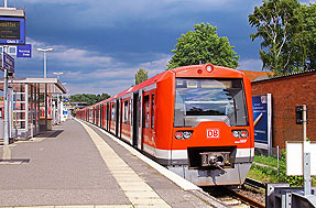 S-Bahn in Wedel - Triebwagen der Baureihe 474