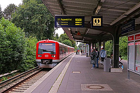 Eine S-Bahn der Baureihe 474 im Bahnhof Kornweg in Hamburg