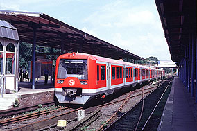 Eine Hamburger S-Bahn der Baureihe 474 im Bahnhof Blankenese