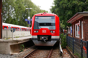 Eine S-Bahn der Baureihe 474 im Bahnhof Hamburg-Sülldorf
