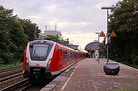 Eine Hamburger S-Bahn der Baureihe 490 im Bahnhof Hamburg Holstenstraße
