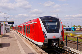 Eine S-Bahn der Baureihe 490 im Bahnhof Hamburg Tiefstack