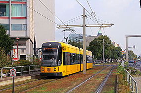 Die Straßenbahn in Dresden an der Haltestelle Hauptbahnhof Nord