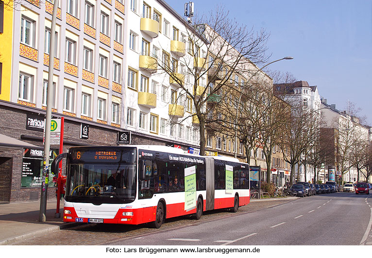 Ein Hochbahn-Bus an der Haltestelle U-Bahn Feldstraße