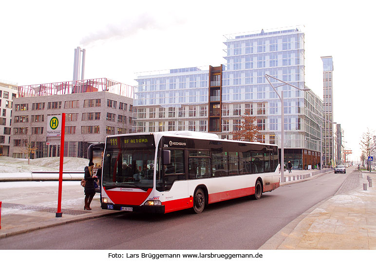 Die Buslinie 111 in Hamburg in der Hafencity an den Magellan-Terrassen