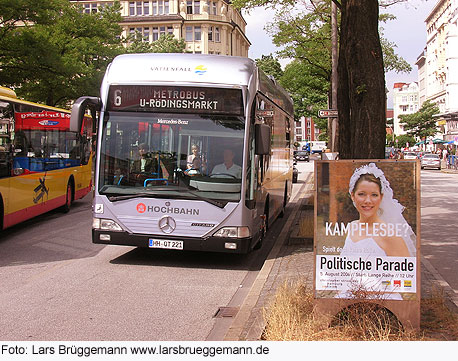 Ein Wasserstoffbus der Hamburger Hochbahn - Vor dem Hamburger Hauptbahnhof