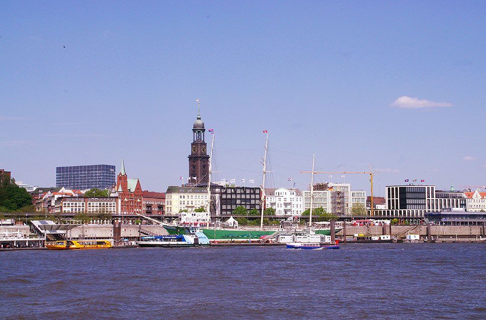 Die Landungsbrücken und der Michel in Hamburg