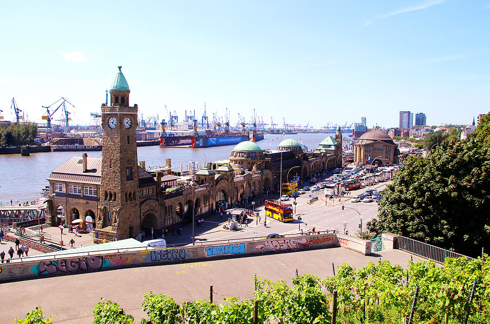 Die Landungsbrücken in Hamburg mit dem Weinberg auf dem Stintfang - Abfertigungsgebäude aus Tuffstein mit Pegelturm und Alter Elbtunnel