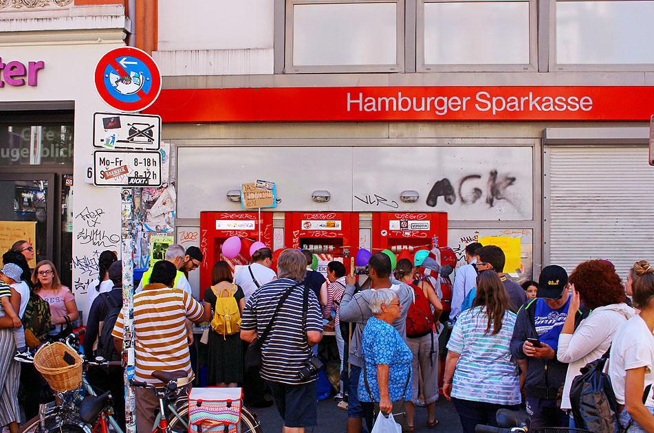 Die Hamburger Sparkasse im Schulterblatt nach den Zerstörungen während dem G20 Gipfel in Hamburg