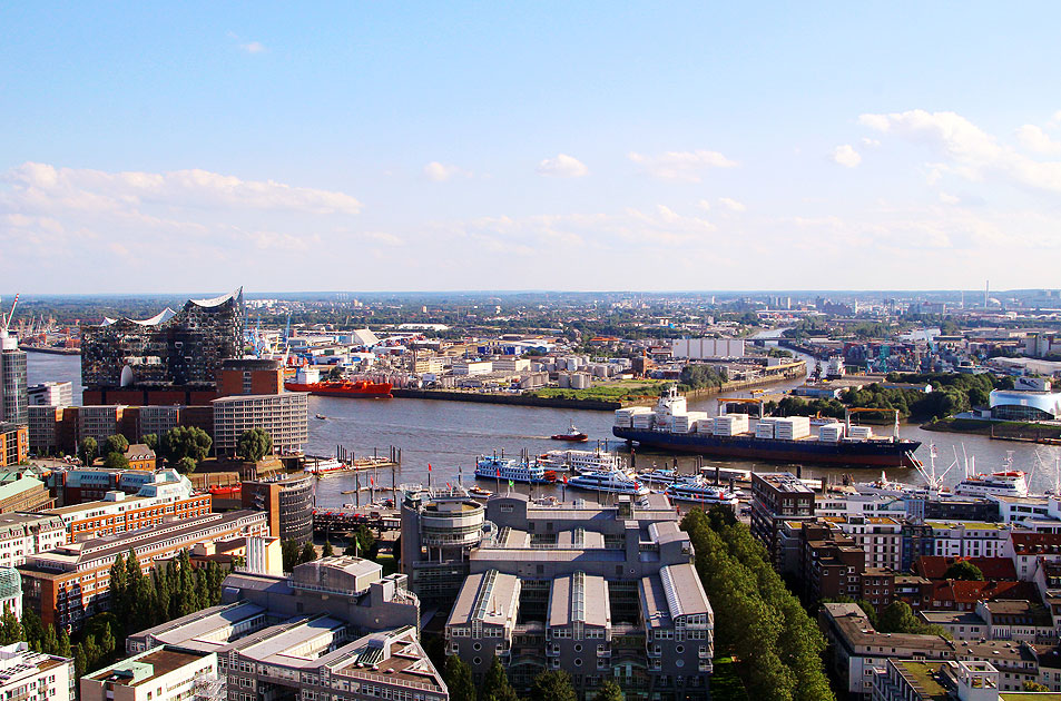 Hamburg Reiseführer und Tourismus: Der Blick vom Michel mit der Elbphilharmonie, dem Hafen und dem Containerschiff Rio Teslin