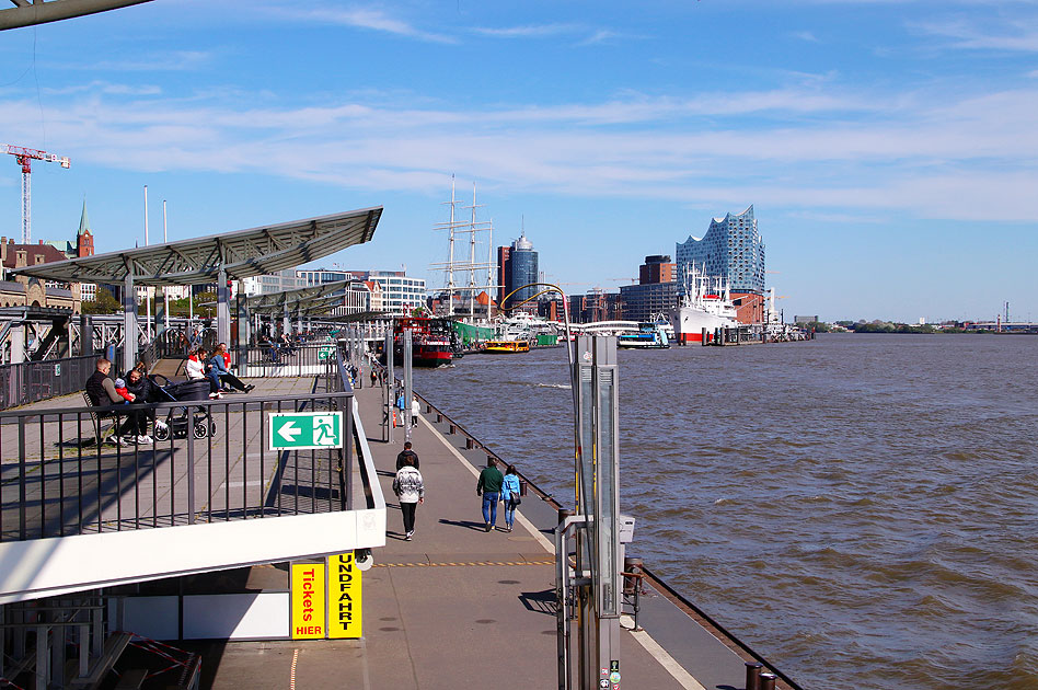 Die Landungsbrücken mit der Elbphilharmonie in Hamburg