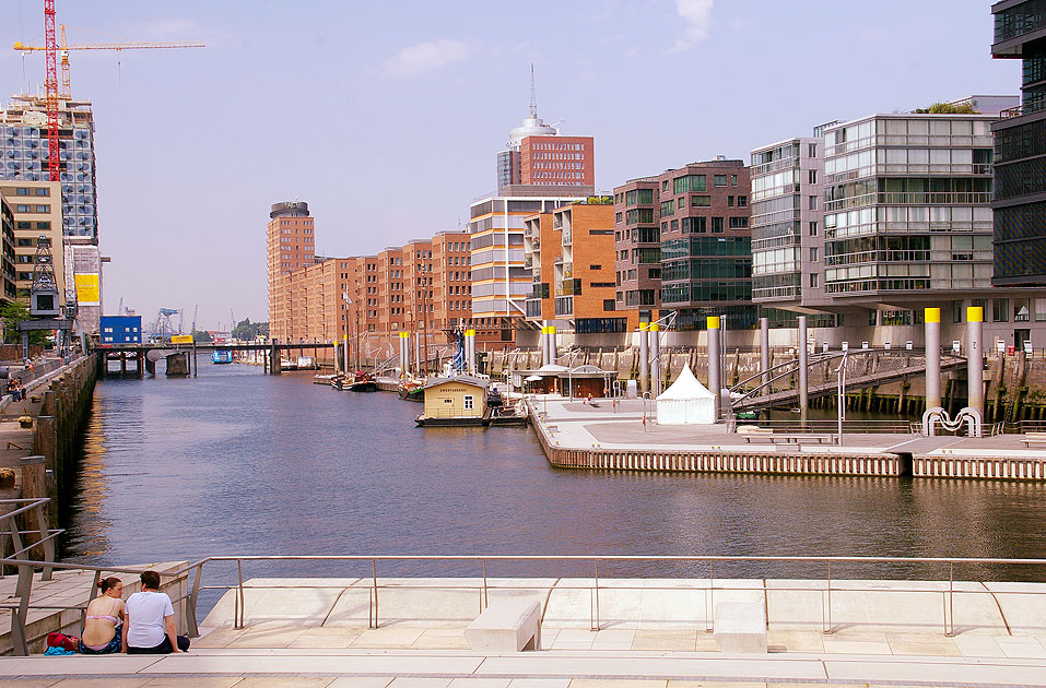 Die Hafencity in Hamburg - Magellan-Terrassen mit dem Traditionsschiffhafen