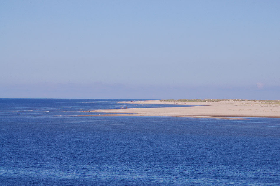Der Blick von der Syltfähre auf den Strand bei List auf Sylt