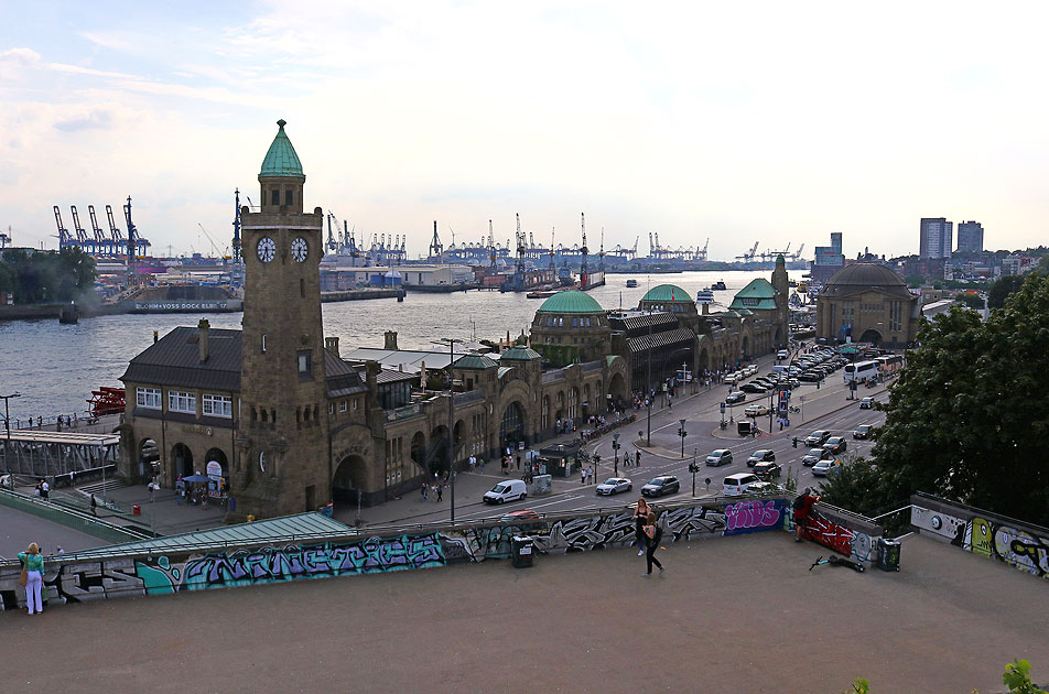Oben auf dem Stintfang in Hamburg mit Blick auf die Landungsbrücken