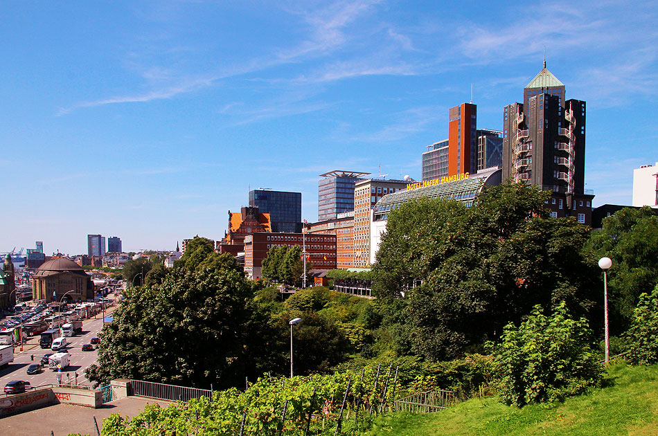 Der Blick vom Stintfang an den Landungsbrücken in Hamburg auf das Hotel Hafen Hamburg
