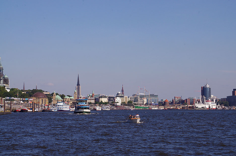 Der Blick über die vom Altonaer Fischmarkt auf die Landungsbrücken