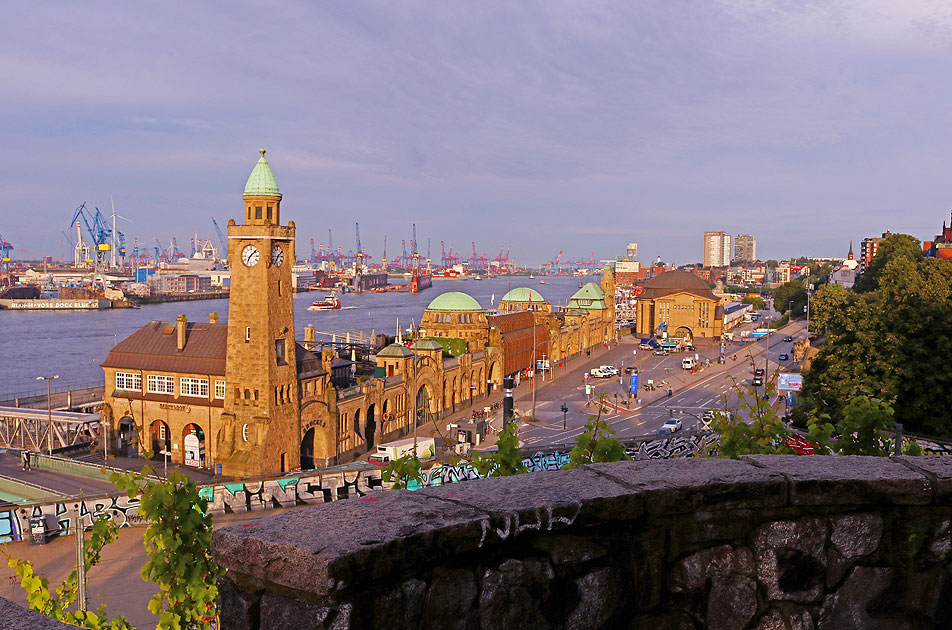 Die Landungsbrücken in Hamburg mit dem Pegelturm und Abfertigungsgebäude