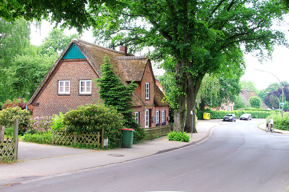 Der Sülldorfer Kirchenweg in Hamburg-Sülldorf - -Reetdachhaus