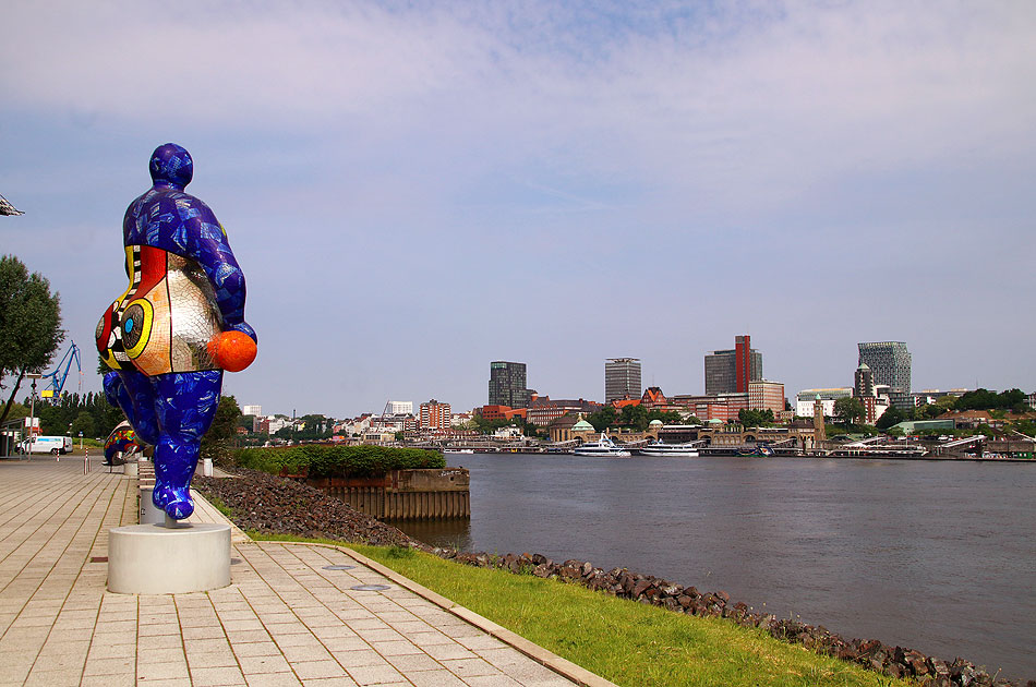 Der Ausblick vom Ufer am Theater im Hafen auf die St. Pauli Landungsbrücken über die Elbe in Hamburg
