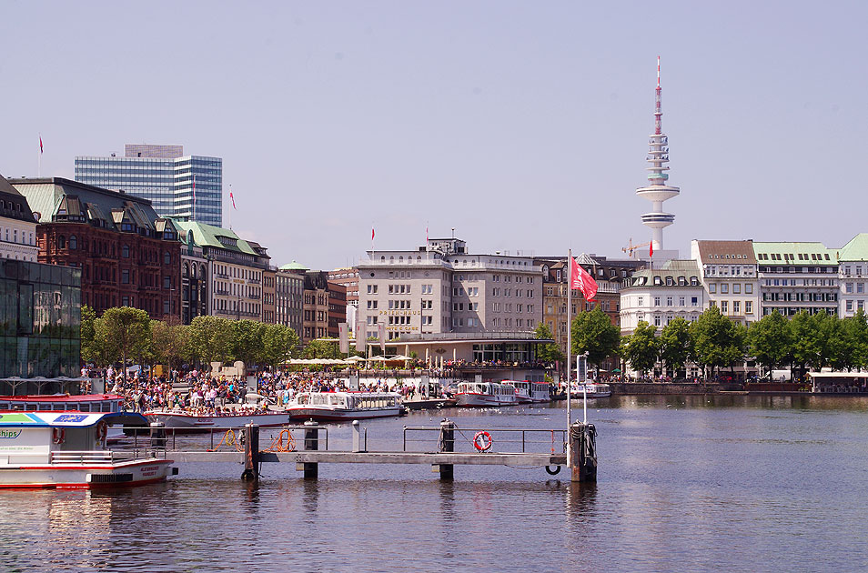 Hamburg Reiseführer und Tourismus: Der Hamburger Jungfernstieg mit dem Fernsehturm