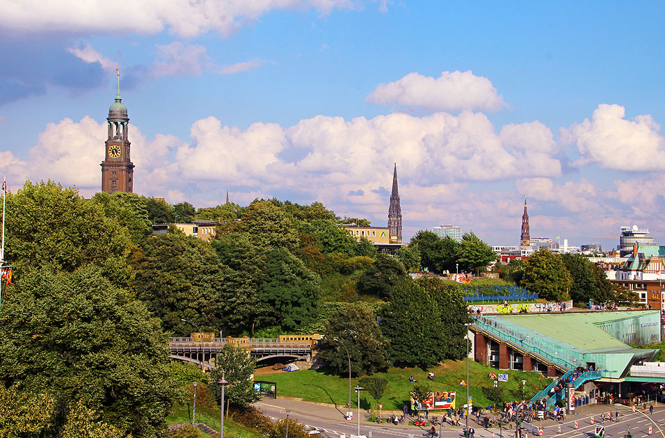 Der Hamburger Michel von den St. Pauli Landungsbrücken