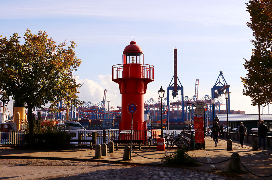 Der Leuchtturm Pagensand Süd im Museumshafen Övelgönne in Hamburg