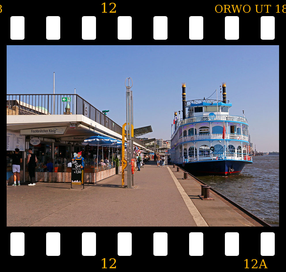 An der Brücke 6 an den St. Pauli Landungsbrücken in Hamburg