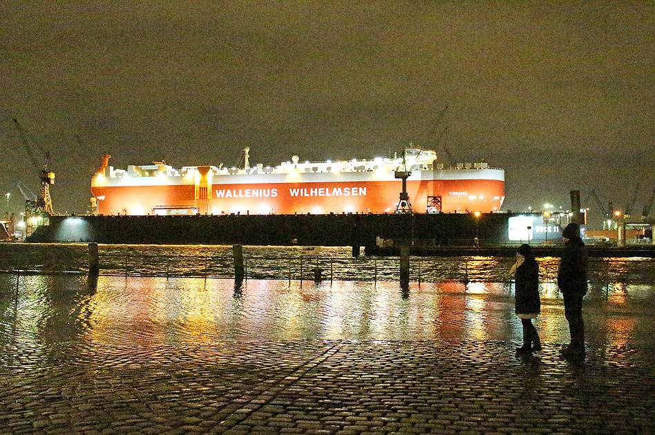 Hochwasser und Sturmflut am Fischmarkt in Hamburg