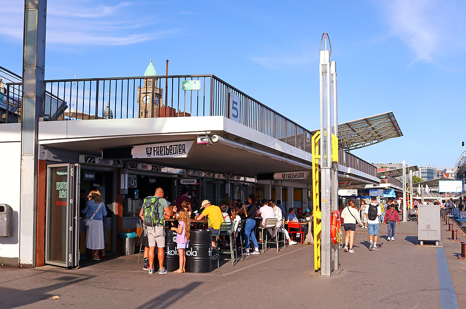 An der Brücke 5 an den St. Pauli Landungsbrücken ist der Imbiss Freibeuter