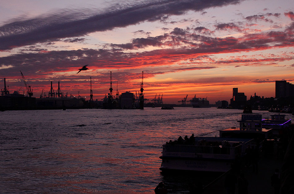 Sonnenuntergang an den Landungsbrücken in Hamburg